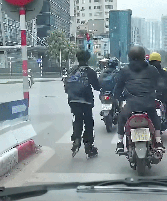Nam sinh sử dụng ván trượt để di chuyển trên đường khiến nhiều người bức xúc.