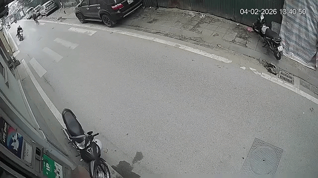 Nhóm thanh niên gây ra tai nạn kinh hoàng. Ảnh cắt từ clip