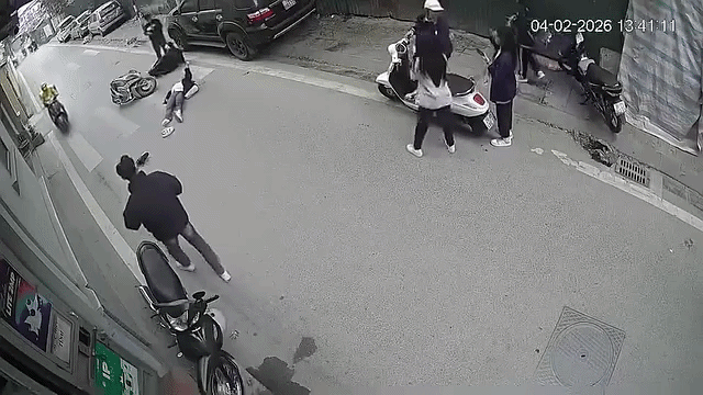 Cô gái có biểu hiện có giật sau vụ tai nạn. Ảnh cắt từ clip