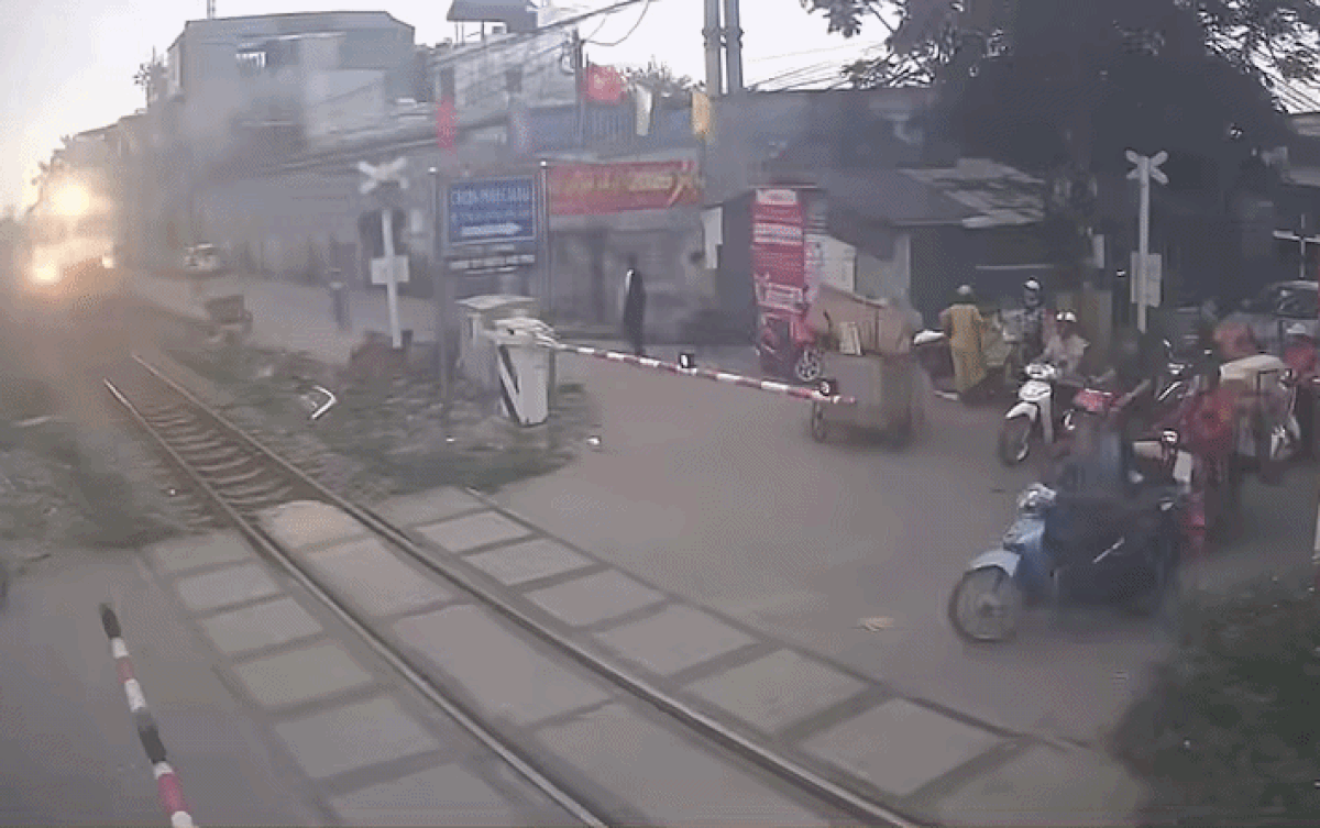 Cố băng qua đường sắt khi tàu đang đến, người đàn ông gặp cái kết nhớ đời Ảnh 1