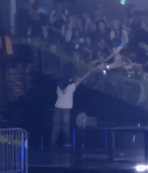 Nam ca sĩ đang giao lưu với khán giả thì lan can bất ngờ đổ sập, nhiều người bị thương Ảnh 3