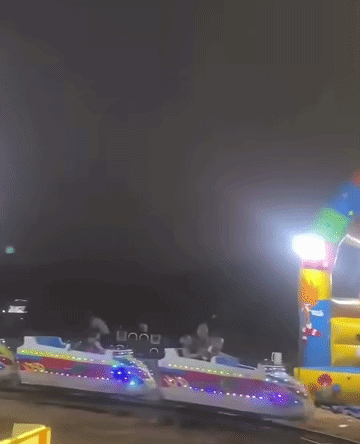 Cháu bé bất ngờ rơi vào khu vực đường ray khi tàu hoả đang lao đến. May mắn, người đàn ông đã kịp kéo cháu bé ra. Ảnh cắt từ clip