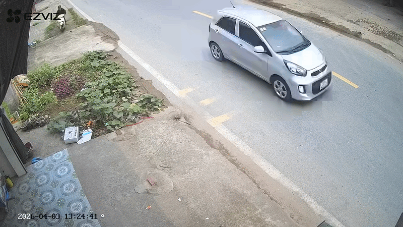 Qua camera an ninh, chủ nhà phát hiện nam thanh niên gặp tai nạn khi gặp xe máy. Ảnh cắt từ clip