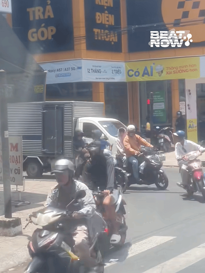 Gã đàn ông đánh người phụ nữ ngồi sau giữa đường giữa sá. Ảnh cắt từ clip