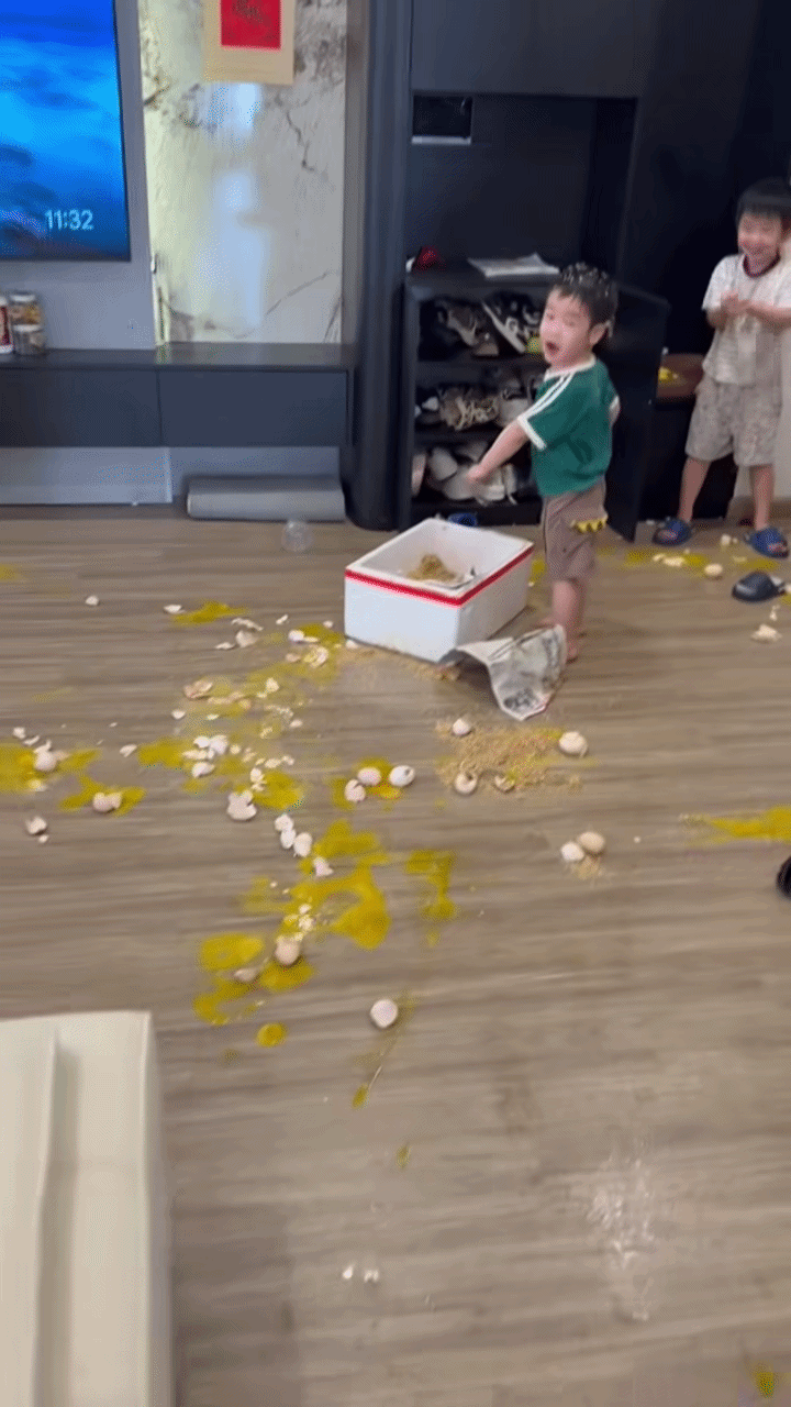 2 bé trai nghịch ngợm, đập vỡ hết số trứng bà nội gom góp gửi lên cho. Ảnh cắt từ clip