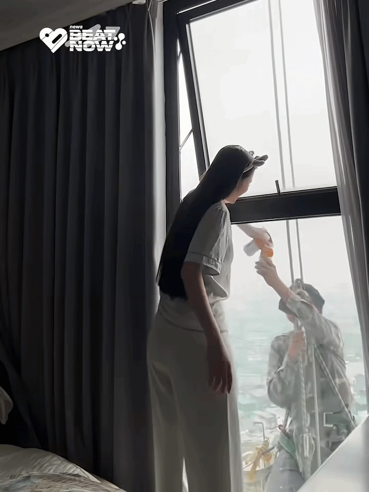 Cô gái gửi tặng người thợ lon nước trước khi anh rời đi tiếp tục làm việc.