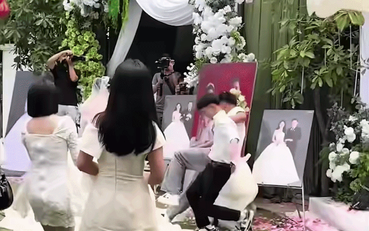 Trong lúc giật hoa cưới, 2 thanh niên đẩy ngã cô gái vào trong góc. Ảnh cắt từ clip