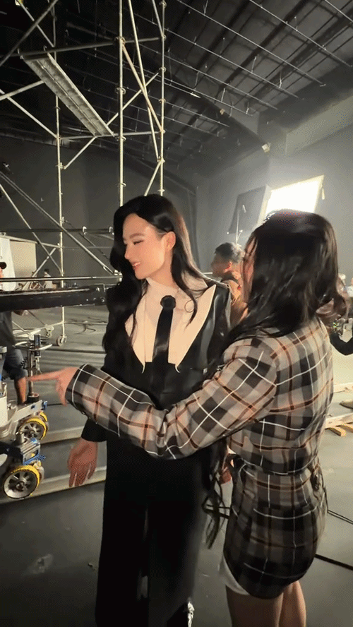 Nhiều netizen bày tỏ sự thích thú với diện mạo nữ tính của Angela Phương Trinh.