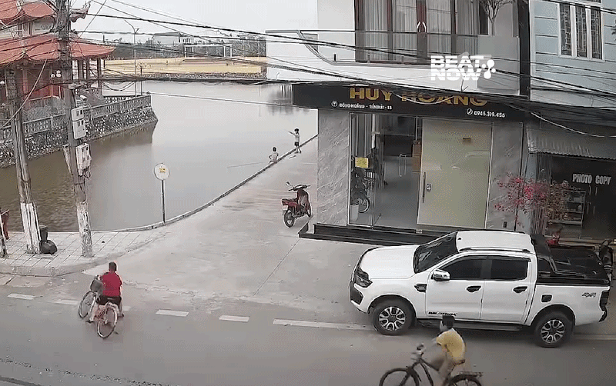 Cua gấp lại chạy tốc độ nhanh, bé trai và xe đạp lao xuống dòng sông. Ảnh cắt từ clip