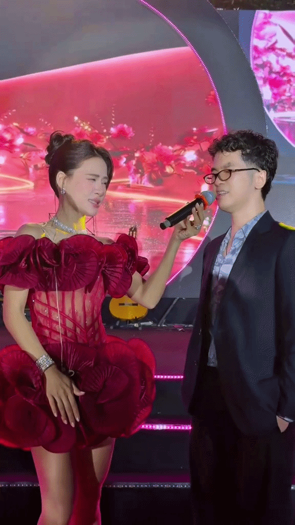 Hành động 'gây sốc' của Hà Nhi khi song ca cùng nam khán giả Ảnh 2