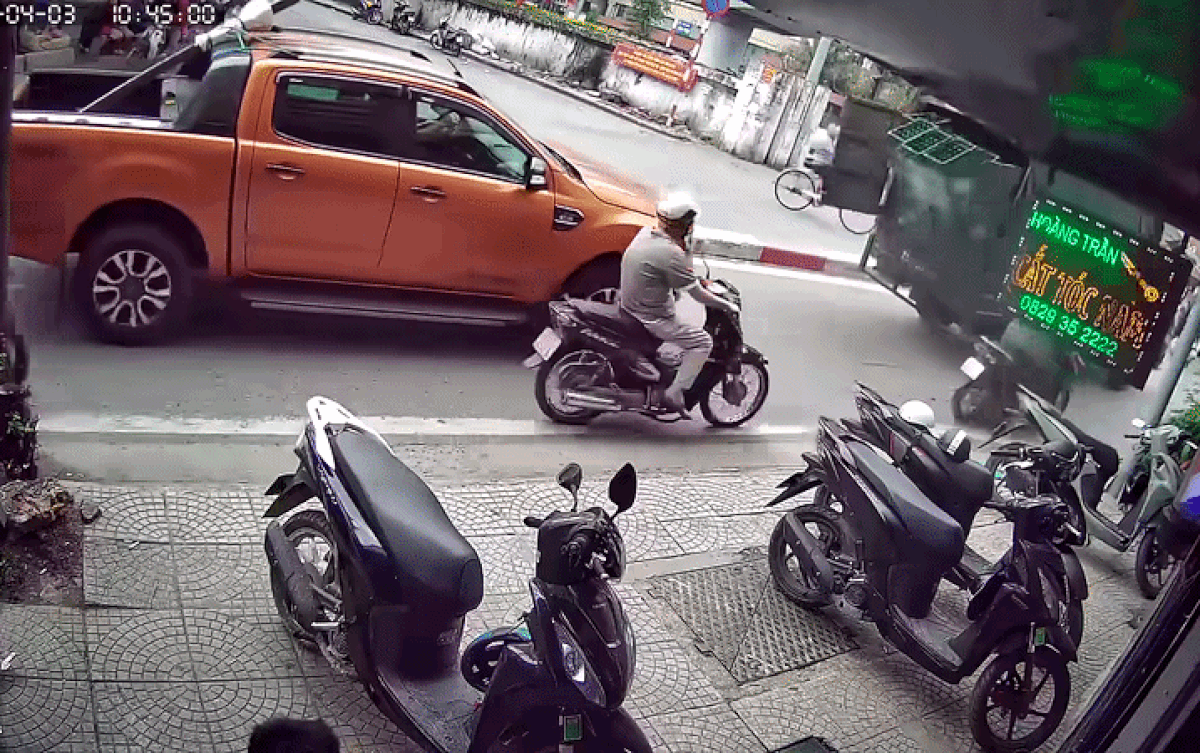 Chiếc xe tải vừa đi ngang qua, chủ nhà lập tức trích camera rồi chia sẻ lên mạng xã hội Ảnh 1