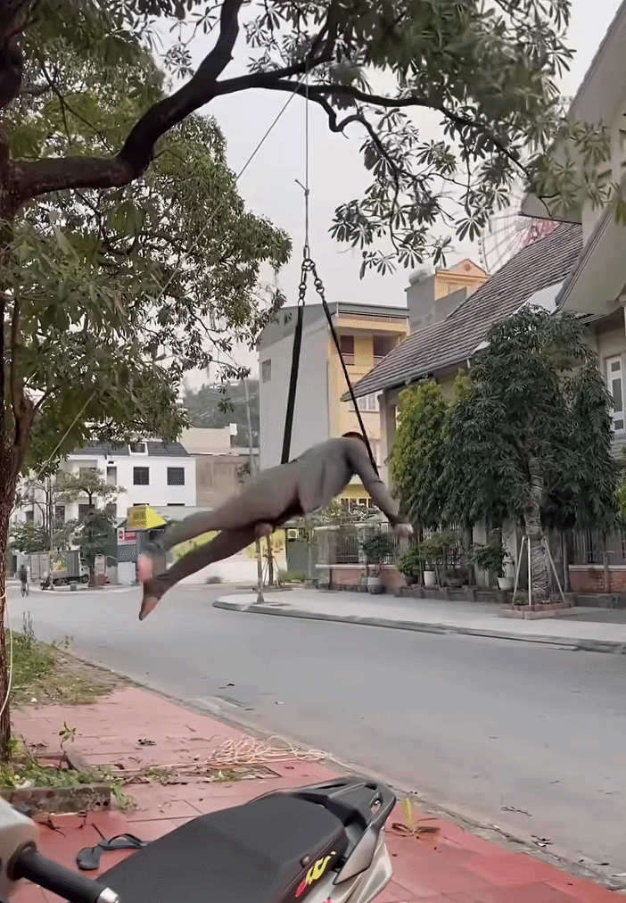 Thanh niên gặp sự cố khi đu cây để tập luyện. Ảnh cắt từ clip