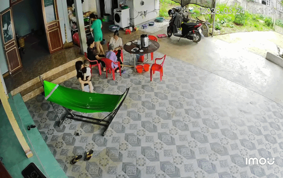 Người mẹ hoảng loạn khi chứng kiến cảnh chị gái bế em trai không may bị ngã. Ảnh cắt từ clip