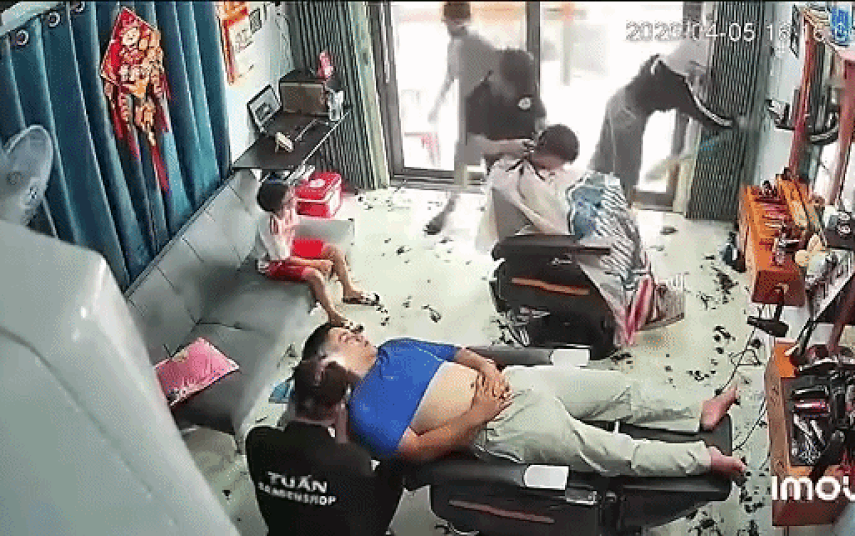 Thấy tiệm cắt tóc nhiều tóc của khách cắt trước đó, người phụ nữ chủ động quét sạch giúp tiệm. Ảnh cắt từ clip