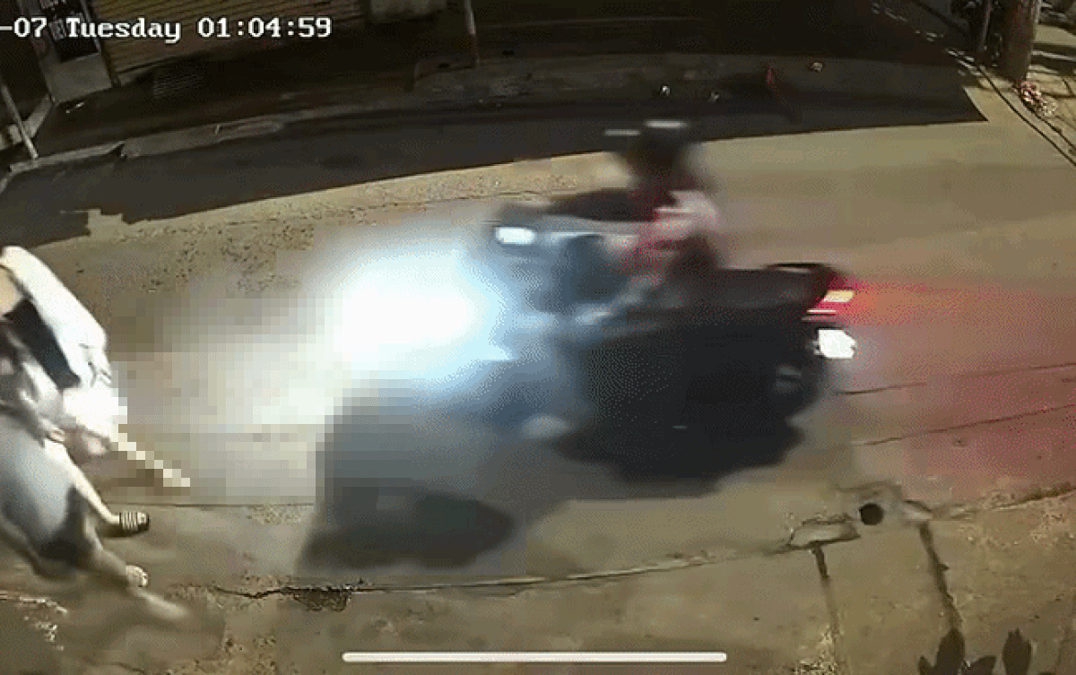 Nam thanh niên đi xe máy có hành vi khiếm nhã khiến cô gái hoảng loạn. Ảnh cắt từ clip