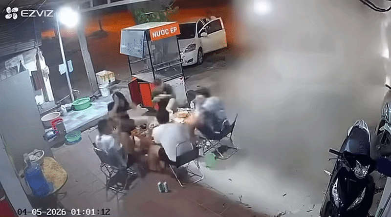 Chiếc xe tải đi ngang qua nơi nhóm thanh niên ngồi nhậu thì bất ngờ bị nổ lốp. Ảnh cắt từ clip