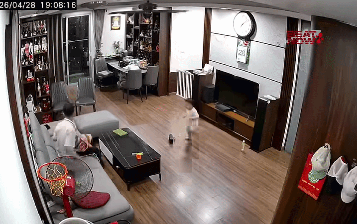 Bé trai đang ngồi tự chơi thì giật mình bỏ chạy, gia đình xem camera liền trích đăng lên mạng Ảnh 1
