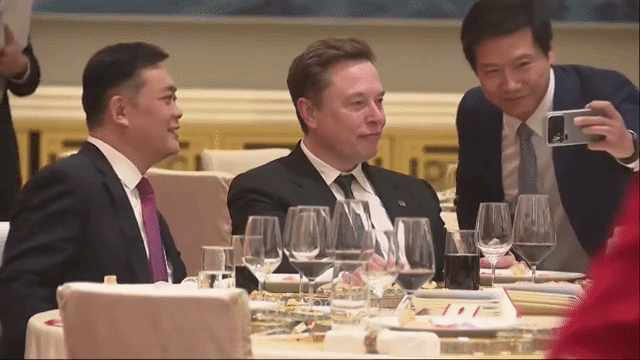 Elon Musk nheo mắt khi chụp ảnh cùng CEO Xiaomi gây sốt toàn cầu. Ảnh cắt từ clip/NguồnVideo: X/EricDaugherty.