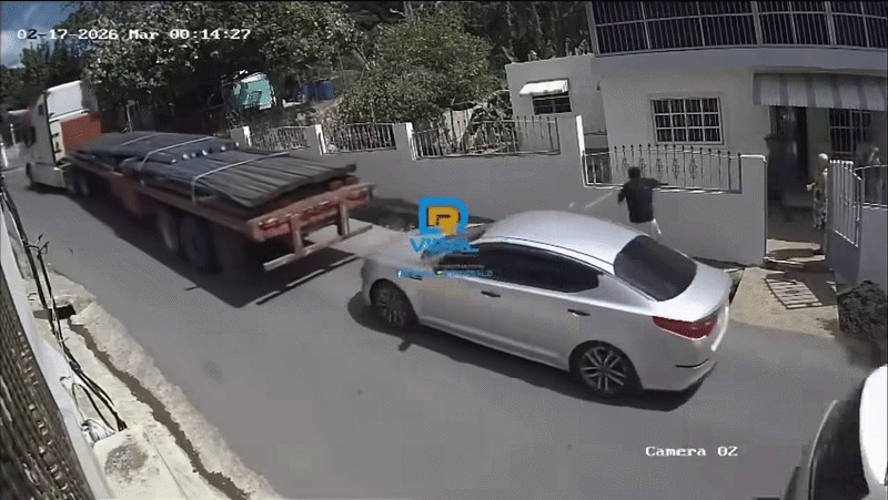 Clip: Màn lùi xe đẳng cấp của ô tô con khi suýt gặp sự cố giao thông gây bão MXH Ảnh 1