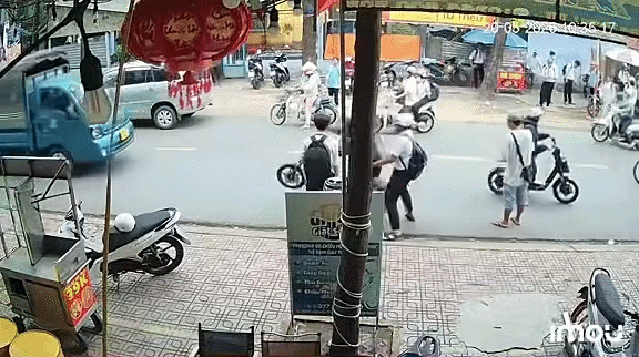 Nam sinh vừa vặn ga, xe đạp điện liền lao đi mất kiểm soát. Ảnh cắt từ clip