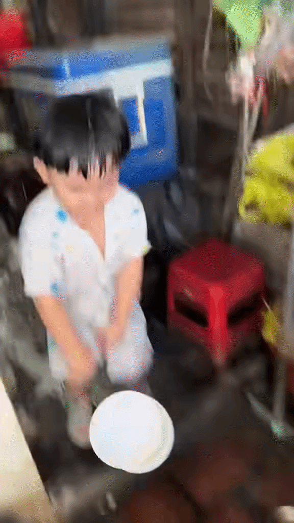 Vừa dứt lời 'đâu có bể đâu', chồng bát trên tay bé trai liền rơi xuống và vỡ toang.