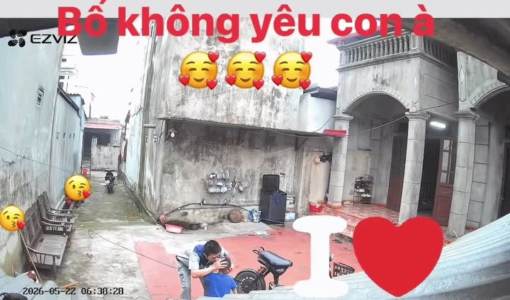 Cậu bé đòi bố thơm má rồi mới cho bố đi làm, khoảnh khắc đáng yêu này khiến ai cũng hạnh phúc lây.