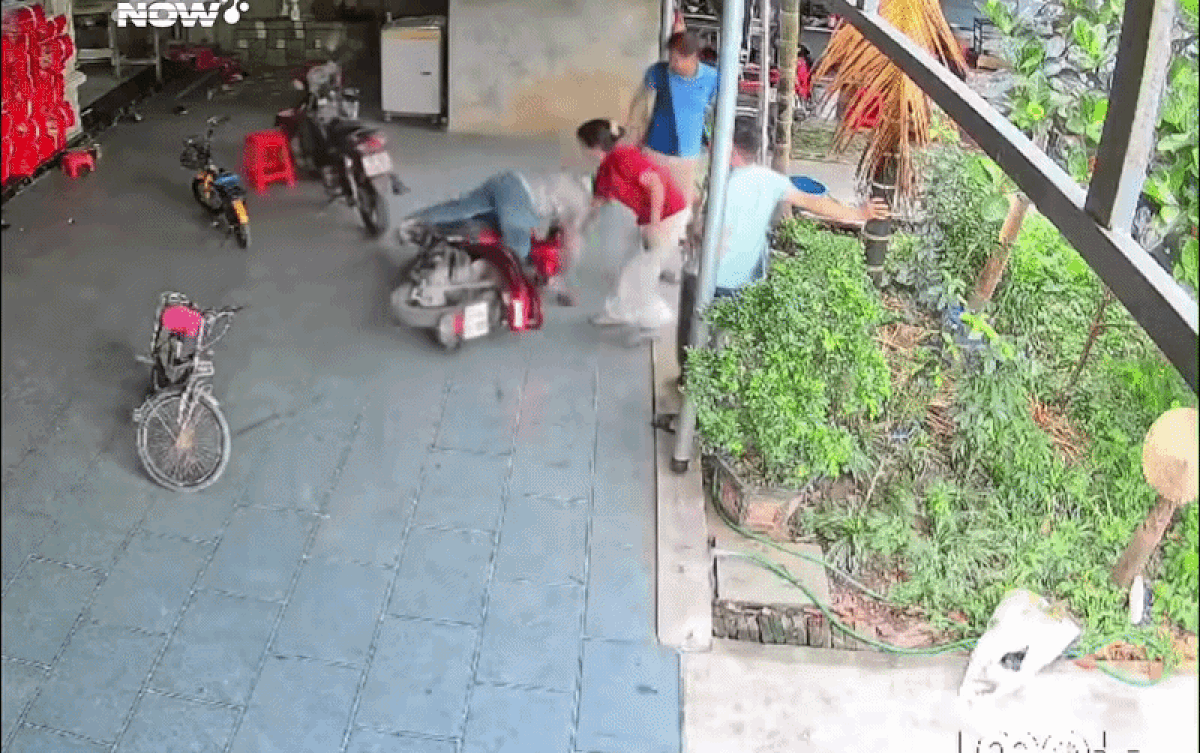 Ngay sau khi hét lên vui sướng 'đậu rồi, đậu rồi', cô gái liền bị ngã xe.