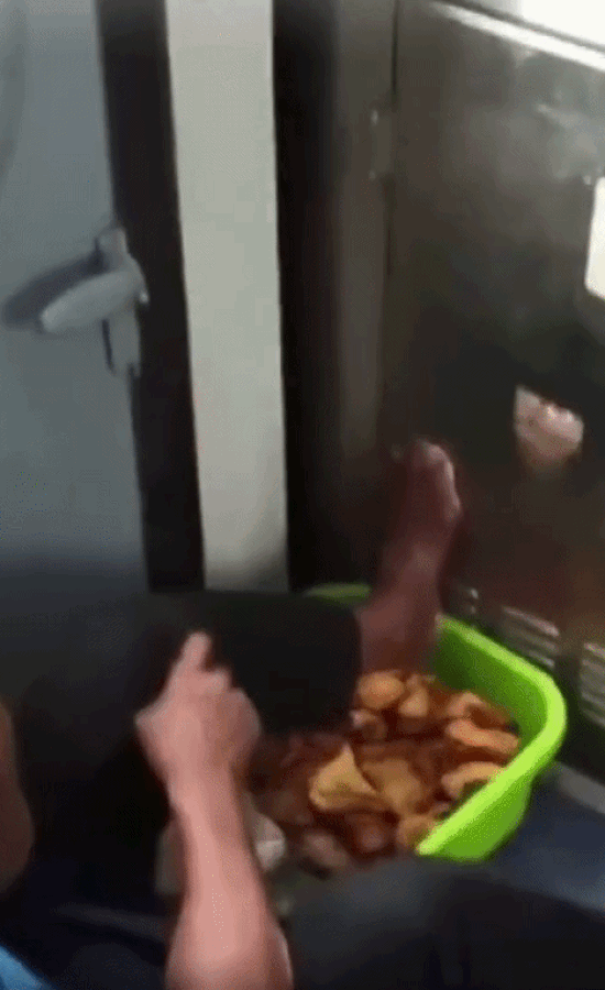 Người đàn ông bán đồ ăn cho khách có hành động gây phẫn nộ Ảnh 1