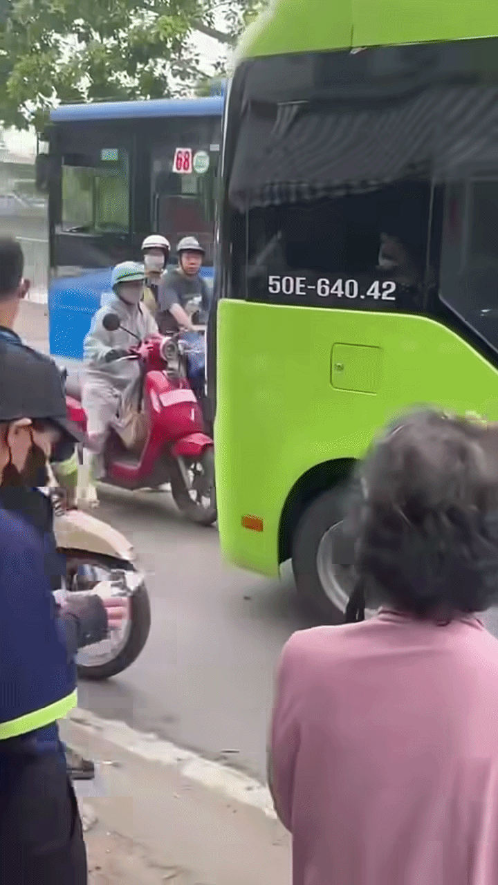 Hành động khó hiểu của cô gái được người đi đường ghi lại.