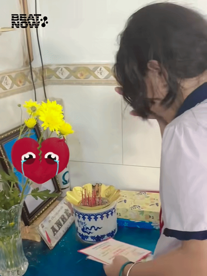 Nữ sinh khoẻ giấy khen với người cha đã khuất, bật khóc nức nở khi ba không còn trên thế gian.