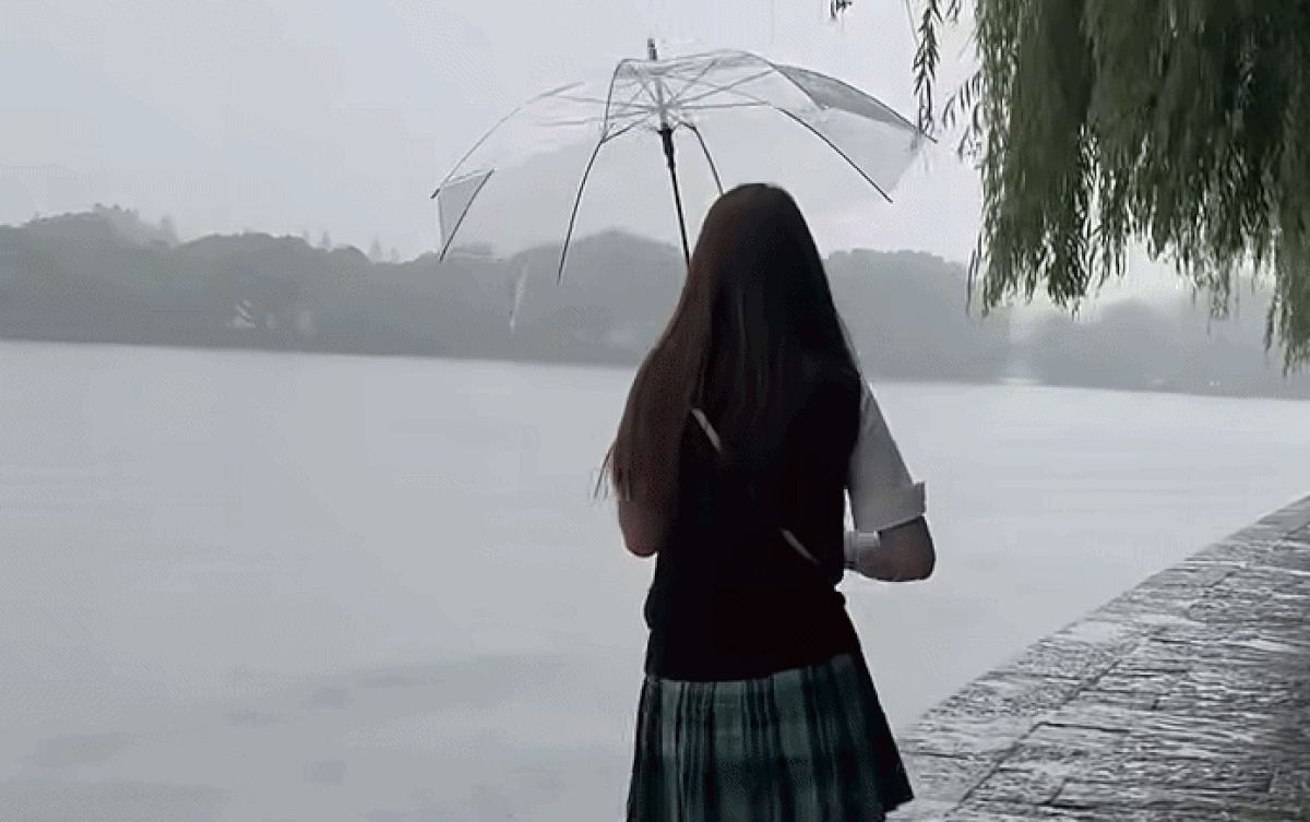 Nhờ bạn quay clip đi dưới mưa, cô gái phải 'trả giá quá đắt' Ảnh 1