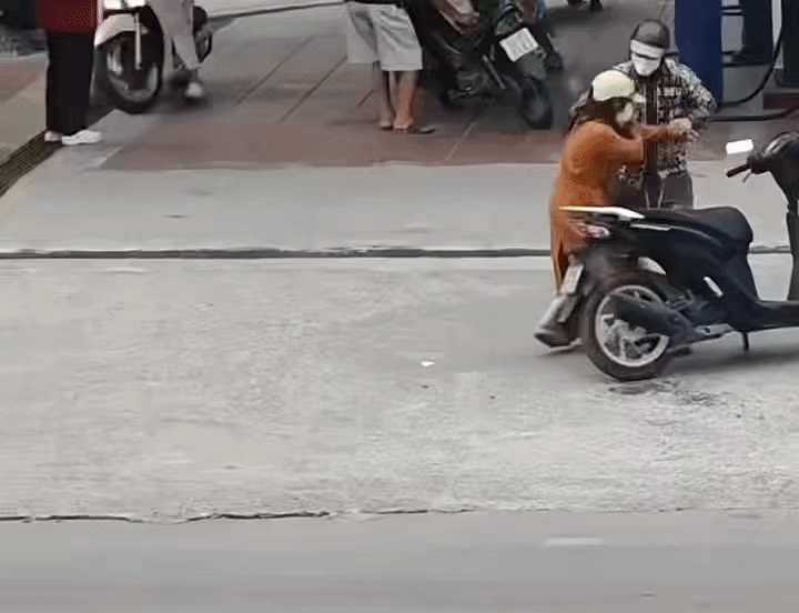 42 giây của đôi nam nữ ở cây xăng gây xôn xao cõi mạng Ảnh 1