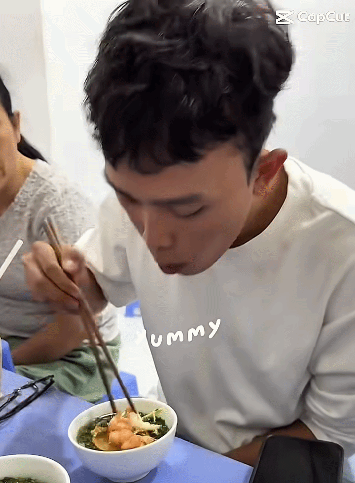 Nam ca sĩ thích thú khi thưởng thức món ăn này.