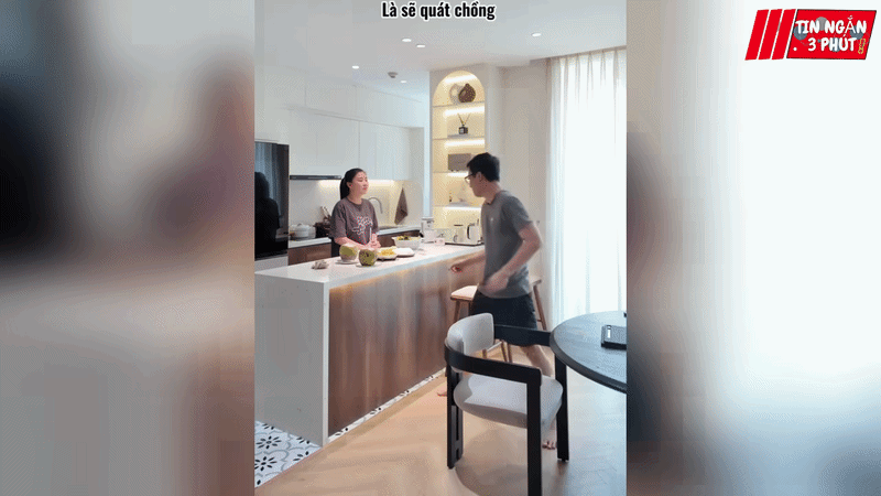 Nấu cơm xong nhưng chồng vẫn mải chơi game, vợ mới cất giọng mấy từ khiến chồng lập tức đứng dậy bưng bê Ảnh 1
