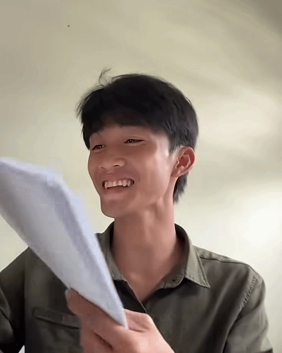 Cả lớp 'dậy sóng' vì màn trả bài kiểm tra đặc biệt của thầy giáo trẻ Ảnh 1