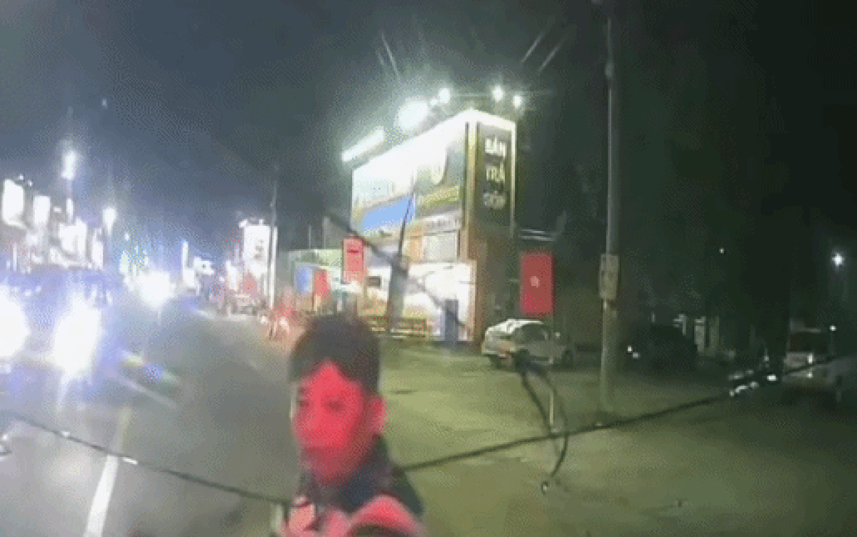 Camera hành trinh ghi lại cảnh người đàn ông đập phá xe cứu thương. Ảnh cắt từ clip