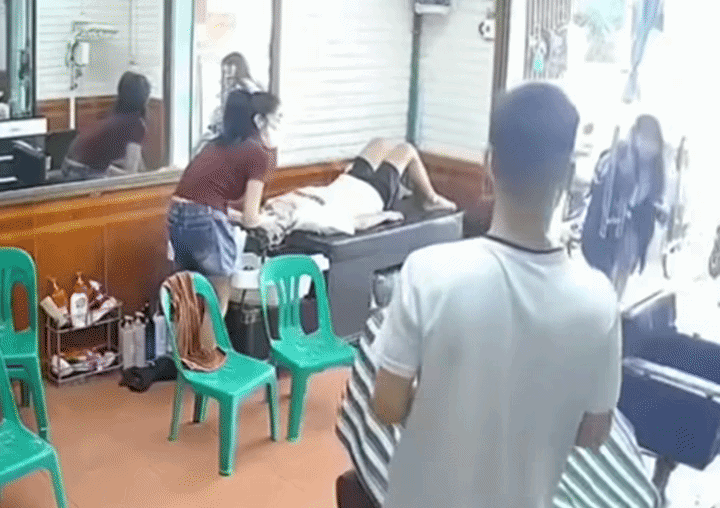 Sau khi bày tỏ với anh thợ cắt tóc, nữ sinh liền rời đi.
