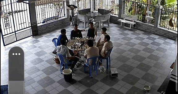 Nhóm người đang ngồi nhậu phải vội giải tán, camera ghi lại diễn biến trước đó làm ai cũng mất hồn Ảnh 1