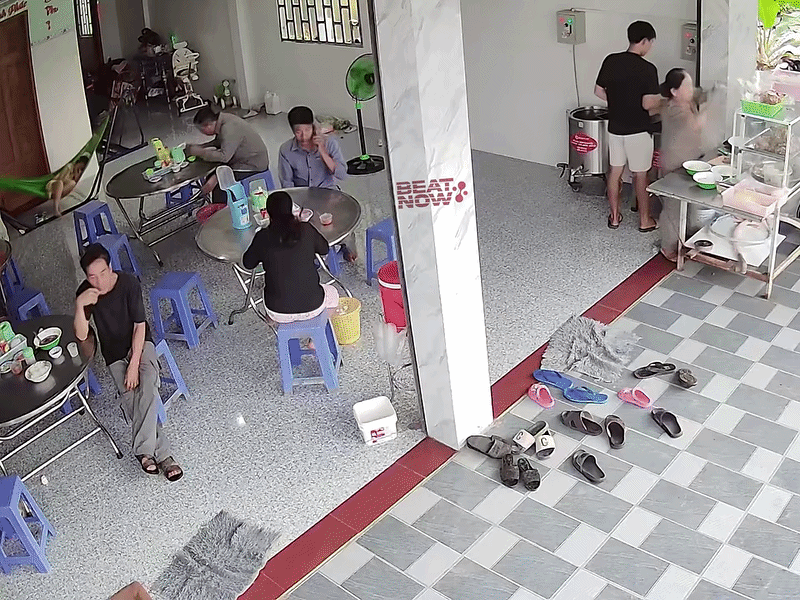 Đang ngồi ăn sáng, người đàn ông gặp sự việc bất ngờ đến khó tin Ảnh 1