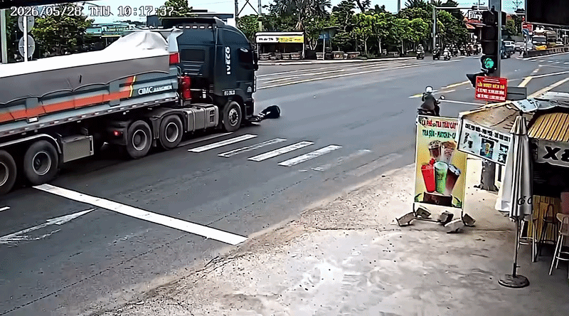 Người đàn ông bị xe container tông trúng, xem diễn biến trước đó càng bất ngờ Ảnh 2