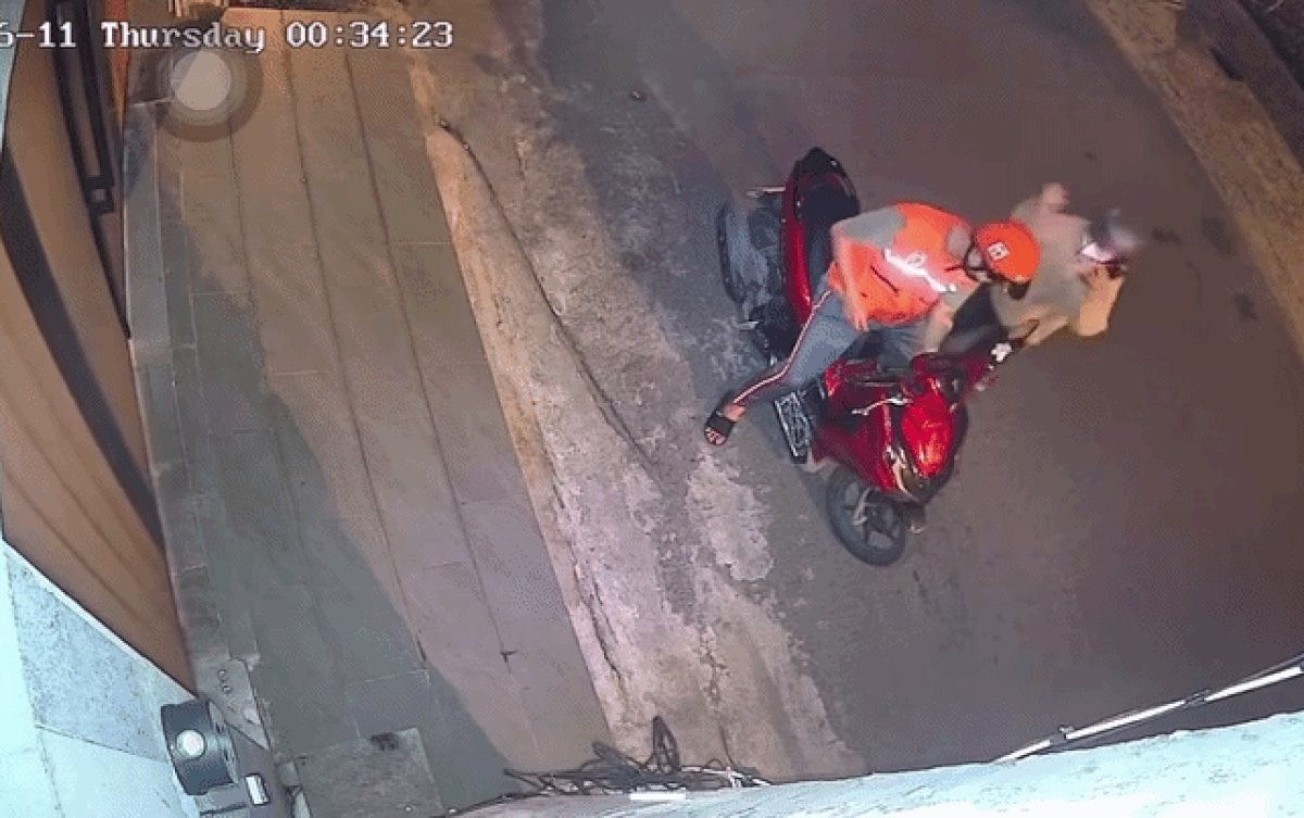 Đôi bạn trẻ vui mừng khi nhận được thêm 'tiền bo' của chủ nhà. Ảnh cắt từ clip