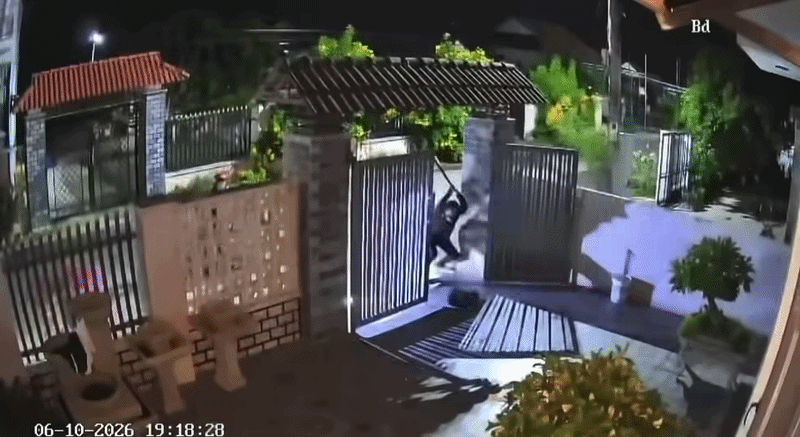 Cameraan ninh ghi lại thanh niên đập con chó và bắt con chó đi. Ảnh cắt từ clip