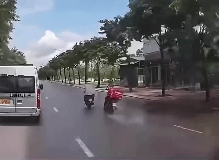 Clip: 2 xe máy xảy ra va chạm, dân tình bóc mẽ lỗi sai Ảnh 1