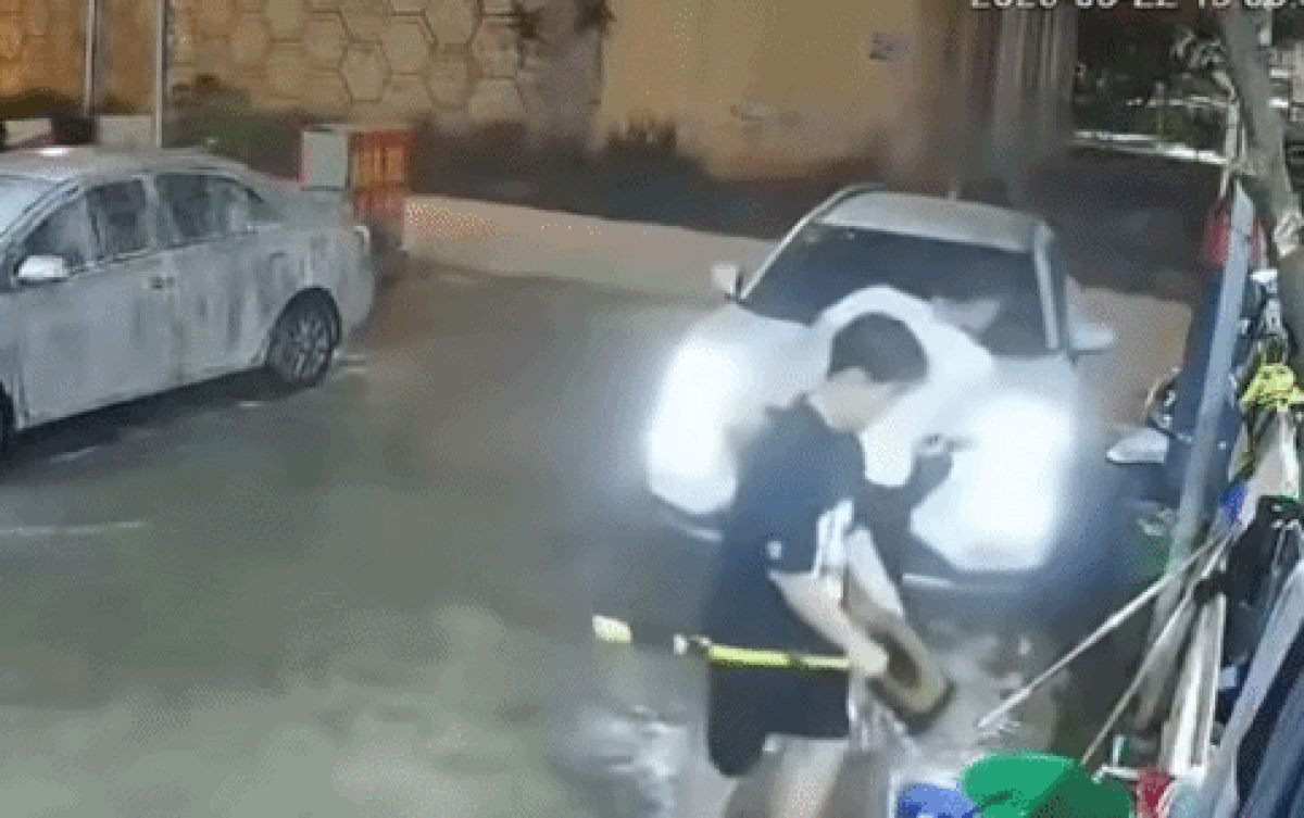 2 thanh niên vừa đứng dậy sau khi bị ô tô húc trúng, diễn biến tiếp đó khiến dân tình 'chán không buồn nói' Ảnh 1