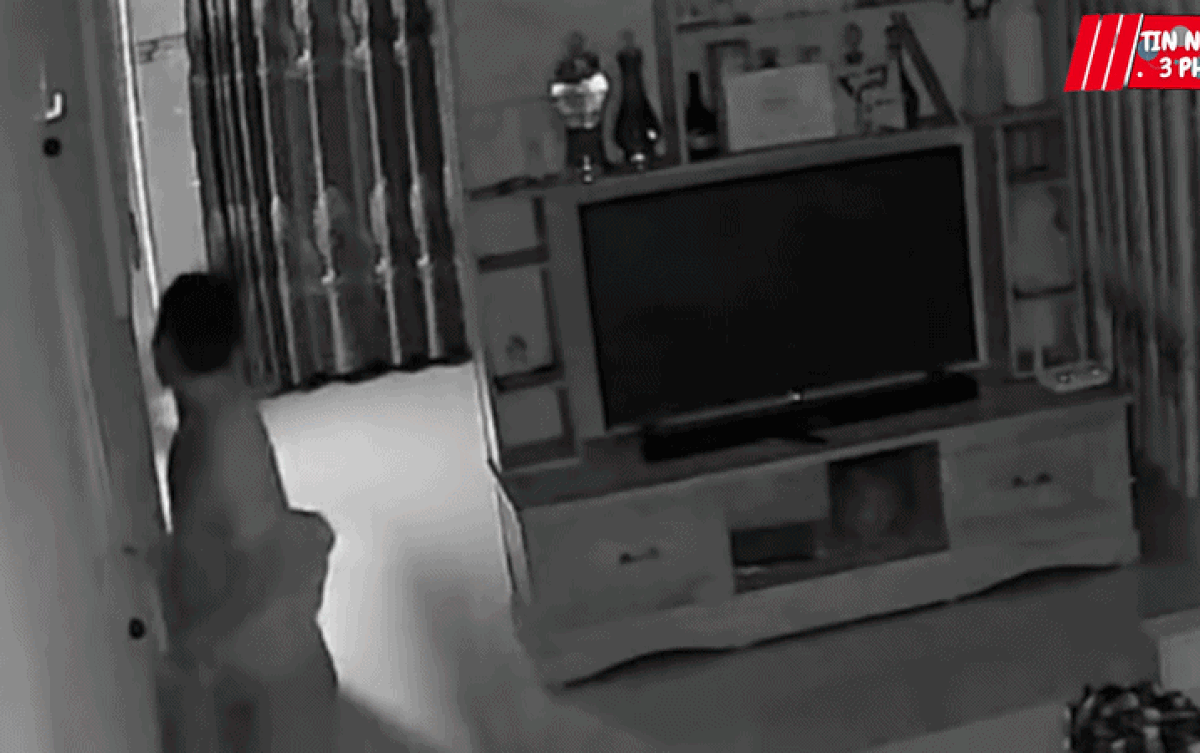 2 bé trai thấy bóng người lướt qua nên được phen giật mình. Ảnh cắt từ clip