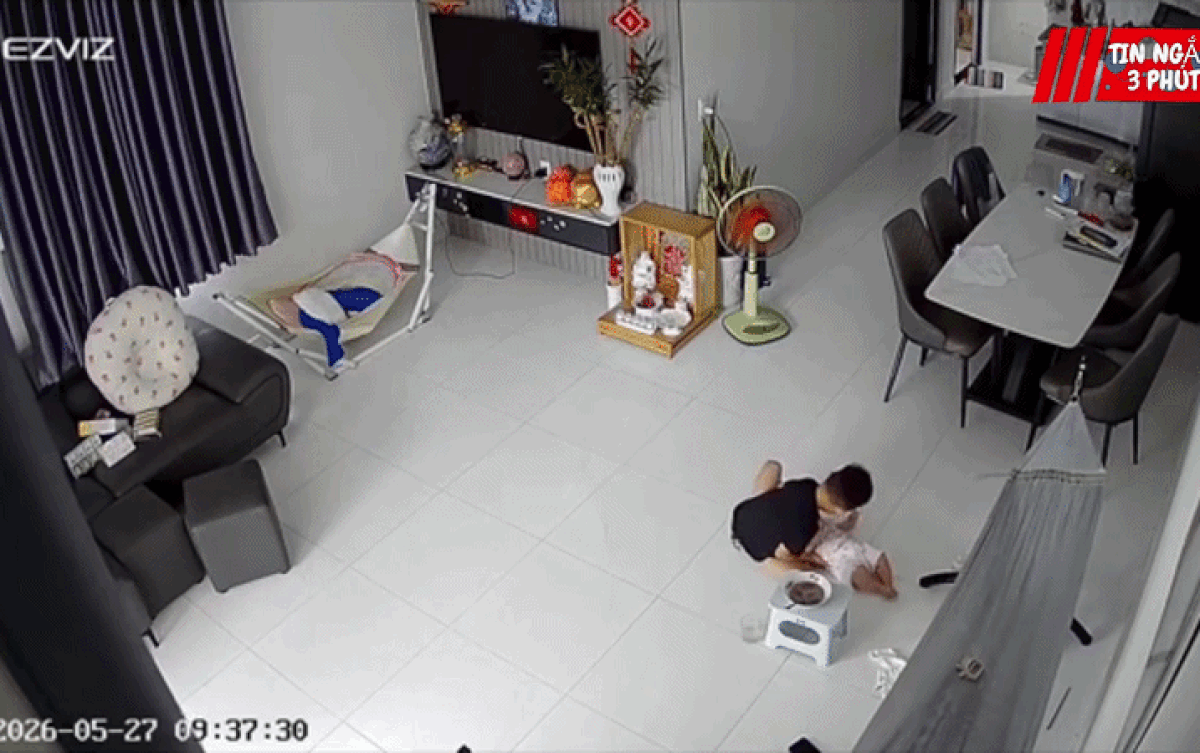 Chưa thấy mẹ vào giúp đỡ, bé trai liền đặt em nằm dưới sàn nhà cho an toàn rồi chạy đi gọi mẹ. Ảnh cắt từ clip