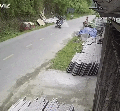 Camera an ninh ghi lại khoảnh khắc người phụ nữ bị đá lở rơi trúng. Ảnh cắt từ clip