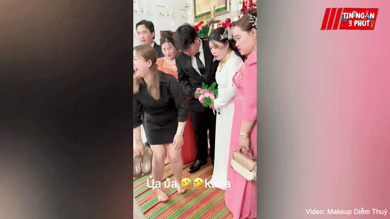 Nữ chuyên viên được phen bất ngờ khi biết cô dâu đã chuẩn bị đôi giày cao gót từ trước. Ảnh cắt từ clip