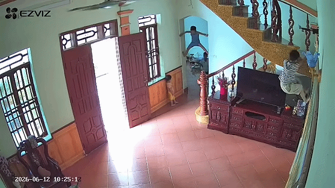 Con nghỉ hè rủ bạn hàng xóm sang chơi, bố mẹ xem camera mà 'phát sốt' Ảnh 2