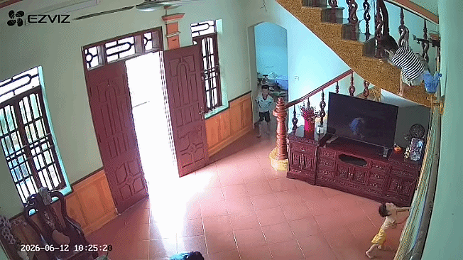 Con nghỉ hè rủ bạn hàng xóm sang chơi, bố mẹ xem camera mà 'phát sốt' Ảnh 1